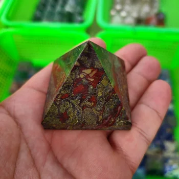 4-5cm dabiskā kristāla pūķa asins akmens piramīdu, kas izgriezts no