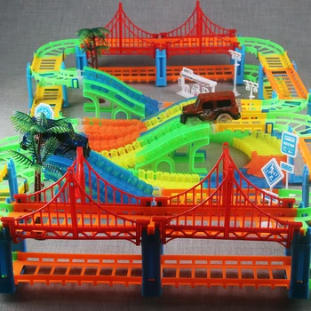Jaunu, Elastīgu Dzelzceļa Sacīkšu Trase Spēlēt Komplekts DIY Līkumu Gaismas Trase automašīnas Elektroniskās Zibspuldzes Gaismas Aizrautīgs Auto Rotaļlietas Bērniem